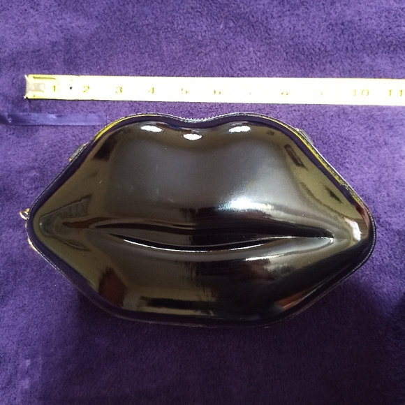 (FREE WITH PURCHASE) Black Lips Purse - Picture 4 of 4